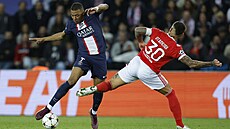 Kylian Mbappé v dresu PSG obchází Nicoláse Otamendiho, kapitána Benfiky Lisabon.