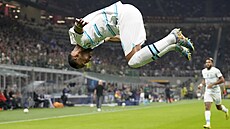 SALTO. Tradi�ní oslava Pierre-Emericka Aubameyanga, fotbalisty Chelsea.