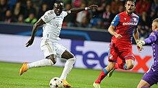 Sadio Mané z Bayernu Mnichov stílí úvodní gól zápasu Ligy mistr v Plzni.