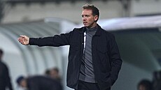 Julian Nagelsmann, trenér Bayernu Mnichov, udílí pokyny svým svencm v utkání...