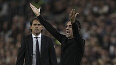 Barcelonský trenér Xavi vániv gestikuluje bhem zápasu Ligy mistr s Interem...