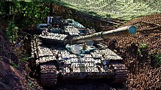 Zamaskovaný ukrajinský tank T-64.