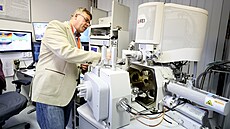 Experti z týmu environmentální elektronové mikroskopie v Ústavu pístrojové...