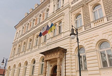 Lounská radnice jet s ukrajinskou vlajkou.