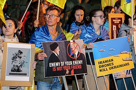 Protest. Ukrajinci a Íránci protestují spolen ped íránskou ambasádou v...