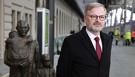 Premiér Petr Fiala na setkání se synem sira Nicholase Wintona na hlavním nádraí v Praze. (28. íjna 2022)