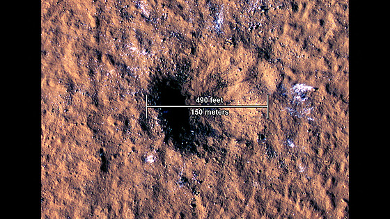 Kráter, který odhalily pístroje NASA na planet Mars. (27. íjna 2022)