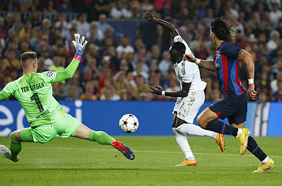 Sadio Mané z Bayernu (uprosted) stílí gól proti Barcelon.