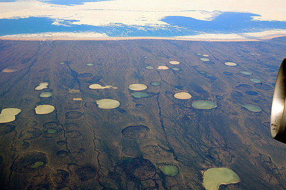 Hudsonv záliv v roce 2008. Na leteckém snímku jsou vidt jezera, která se...