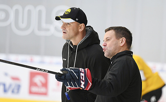 Hlavní trenér Litvínova Karel Mlejnek se radí na tréninku se svým novým...