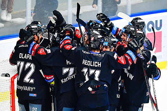 Hrá�i Karlových Var� oslavují vyhrané utkání.