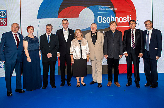 Poctu za výjime�ný p�ínos pro Liberecký kraj si odneslo osm osobností. Zleva...