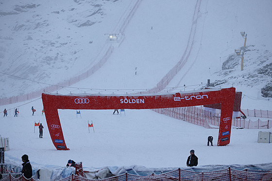 Start svtového poháru v alpském lyování zhatilo poasí.