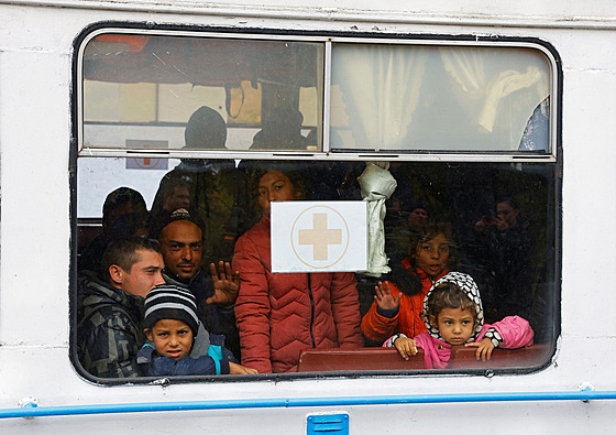 Rusové pokraují s evakuací obyvatel okupované Chersonské oblasti. (22. íjna...