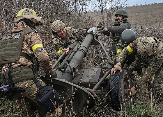 Ukrajintí vojáci v Charkovské oblasti pipravují minomet k palb. (25. íjna...