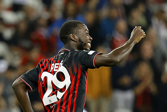 Nicolas Pepé slaví vst�elený gól v zápase Konferen�ní ligy proti Partizanu...