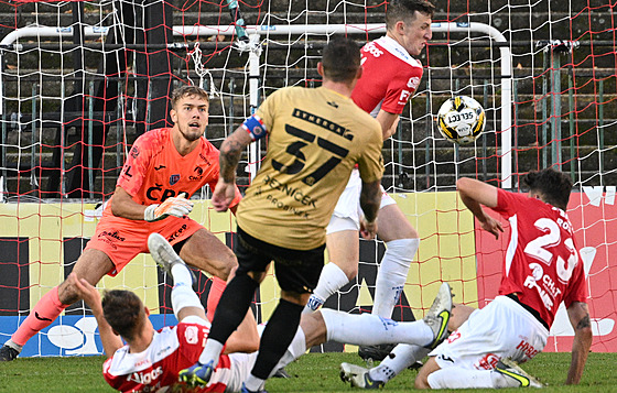 Brnnský útoník Jakub ezníek stílí svj druhý gól v zápase s Pardubicemi.