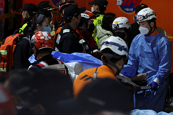 P�i oslavách Halloweenu v Soulu zem�elo v tla�enici p�es 150 lidí. (29. �íjna 2022)