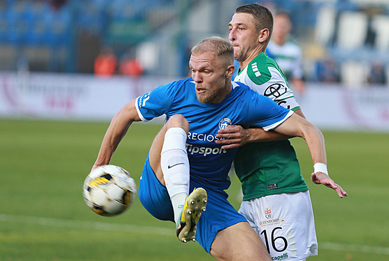 BUDOU CHYBT.  Mick van Buren ani Jan Krob (na snímku v souboji z podzimního derby U Nisy) v úvodu ligového jara za své týmy nenastoupí. Van Burena si z Liberce stáhla Slavia, jablonecký Krob je zranný.