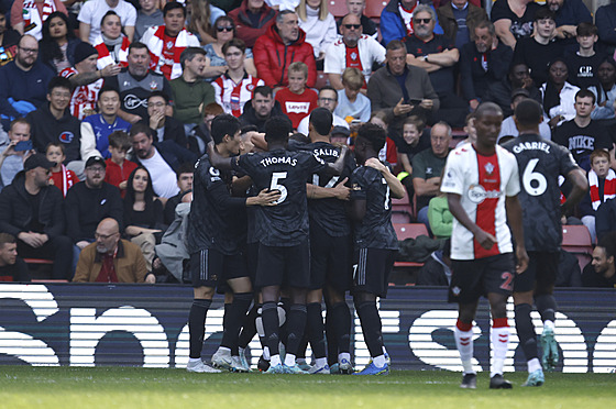 Fotbalisté Arsenalu oslavují gól do sít Southamptonu.