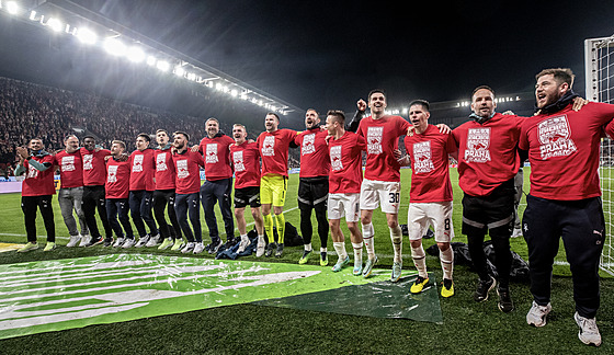 Slavia slaví vítzství v derby.
