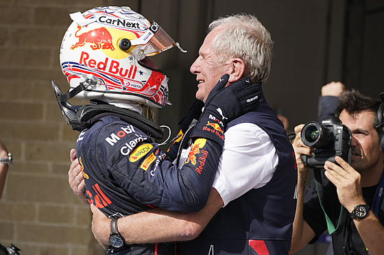 Max Verstappen se objímá s konzultantem Red Bullu  Helmutem Markem.