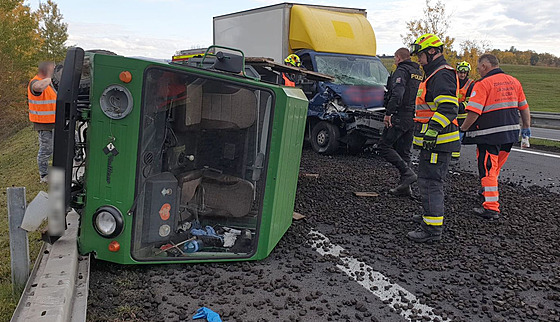 Pi dopravní nehod na silniním obchvatu Ostrova se srazila multikára s uhlím...