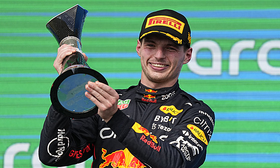 Max Verstappen z Red Bullu s trofejí pro vítze Velké ceny USA F1.