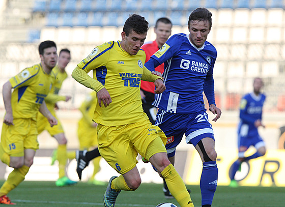 Bojan Dordi (vlevo) z FK Varnsdorf na archivním snímku v souboji s imonem...