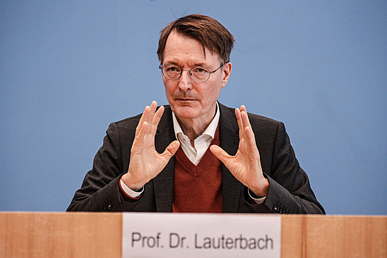 Ministr zdravotnictví Karl Lauterbach na tiskové konferenci pedstavuje vládní...