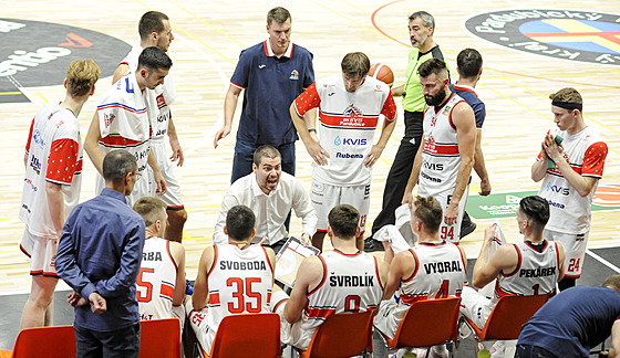 Pardubití basketbalisté naslouchají svému trenérovi Dinovi Repeovi.