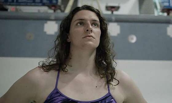 Americká plavkyn Lia Thomasová patí k transgender prkopnicím ve sportu.
