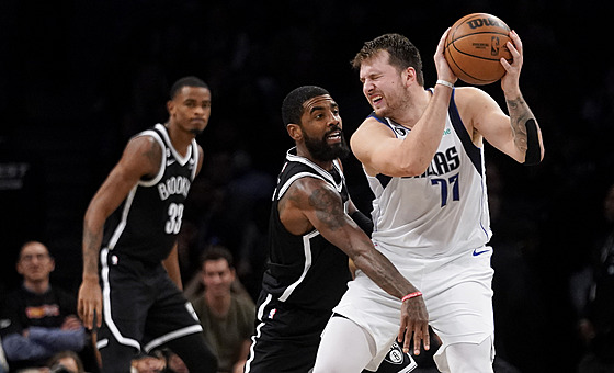 Luka Doni (77) z Dallas Mavericks atakovaný Kyriem Irvingem z Brooklyn Nets.