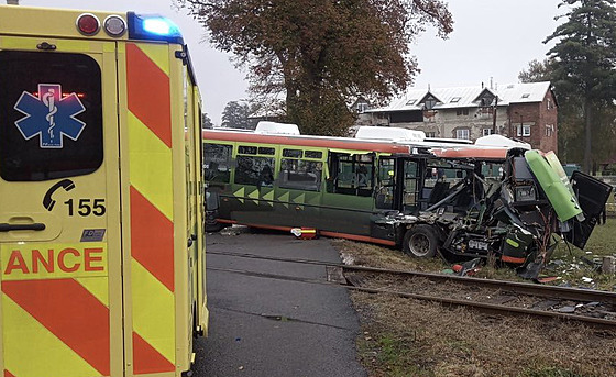 Ve Vrchlabí se srazil elektrobus s projídjícím vlakem. (22. íjna 2022)