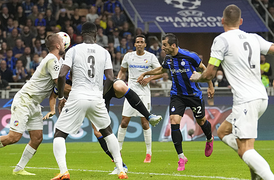 Henrich Mchitarjan z Interu MIlán (. 22) dává hlavou úvodní gól utkání Ligy...