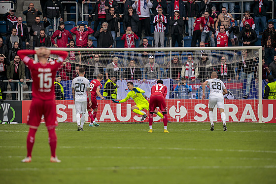 Filip Nguyen, branká Slovácka, inkasuje z penalty v zápase Konferenní ligy s...