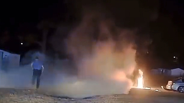 VIDEO: Policisté v USA pronásledovali motorkáře, nešťastnou náhodou ho zapálili