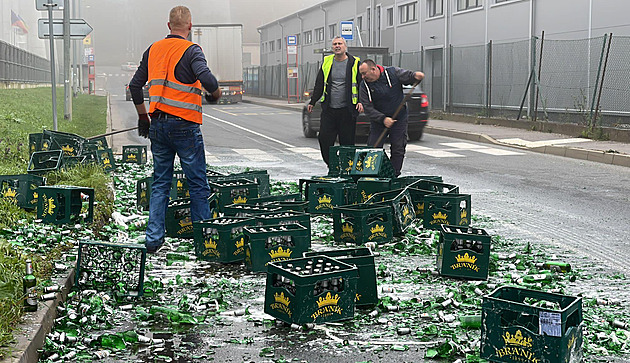Kamion v Radotíně nevybral zatáčku, z návěsu se vysypaly přepravky s pivem