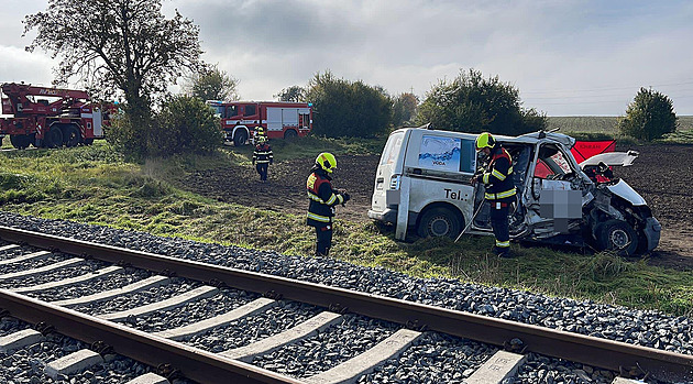 Při srážce dodávky s vlakem na Mělnicku zemřeli dva lidé, třetího oživovali