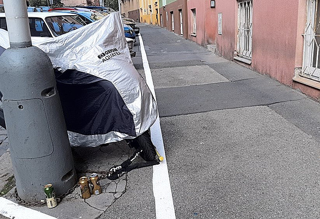 V Nuslích se z části chodníku udělalo parkoviště, místní už sepisují petici