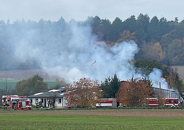 U Kolína hořela hala a letadlo, jeden člověk požár nepřežil