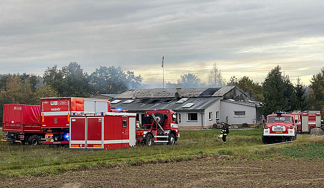 Při požáru na letišti u Kolína zemřel starší pilot, okolnosti objasní pitva