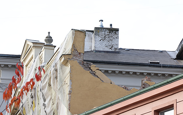 V Příbrami se zbortila opravovaná střecha, jeden muž je těžce zraněn