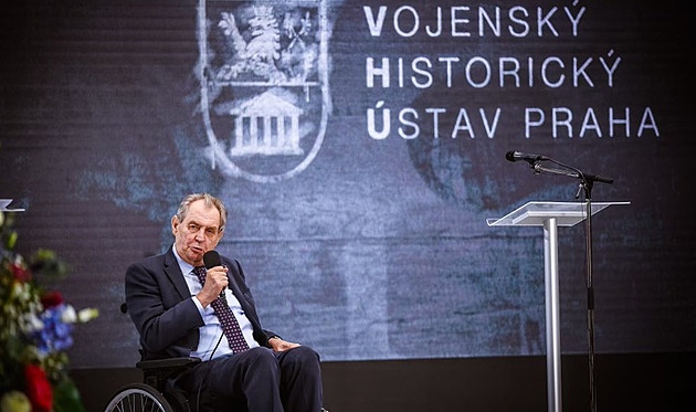 Zeman si prohlédl zrekonstruované Armádní muzeum, veřejnosti se otevře za týden