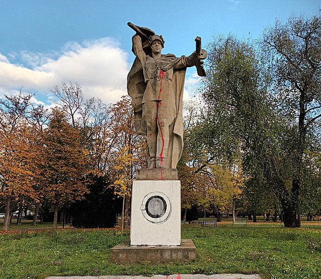 Politý voják stojí na pračce. Litoměřický pomník Rudé armády někdo pomaloval