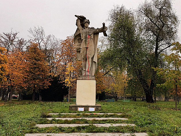 Pračku z pomníku Rudé armády někdo přemaloval, připsal „omluvu Ukrajincům“