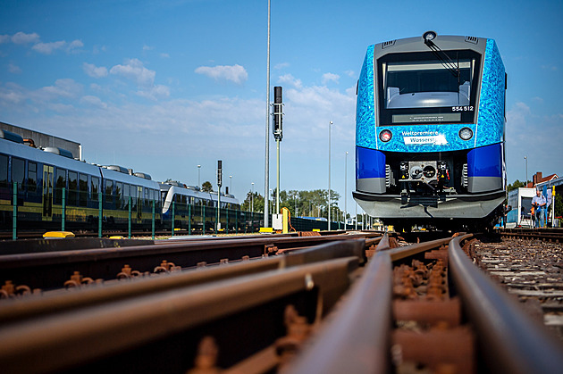 Provoz na trati Praha - Kolín stál kvůli srážce vlaku s člověkem