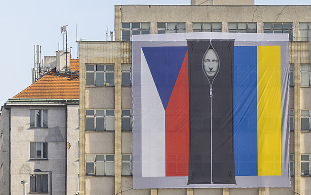 Líbil se vám plakát Putina v pytli na mrtvoly? O vlajkách i koalici rozhodují pravidla, ne aktivisté