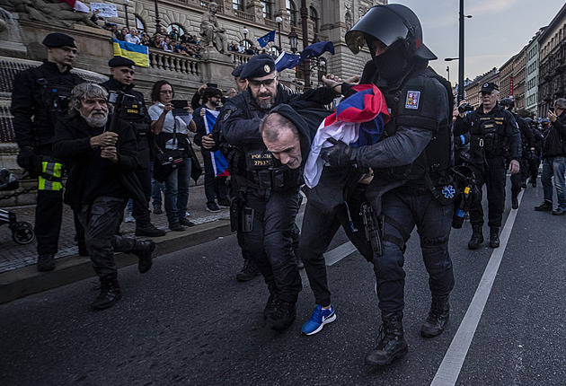 Po protestu v Praze se střetli odpůrci a příznivci. Policie čtyři lidi zadržela