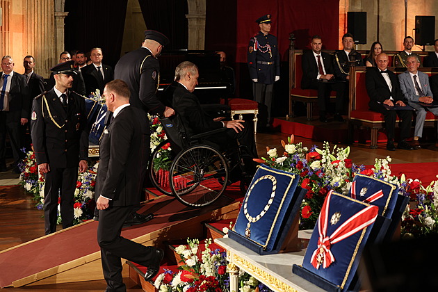 Všichni prezidentovi lékaři. Zeman při svém posledním ceremoniálu ocenil i zdravotníky, kteří se o něj starali